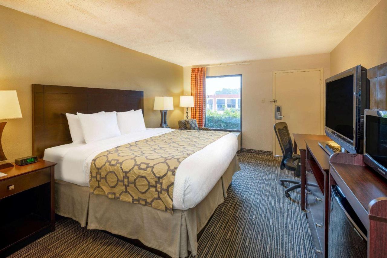 Baymont By Wyndham Columbus Ga Hotel Bagian luar foto