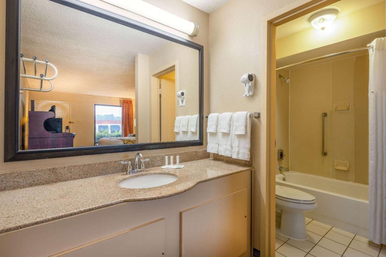 Baymont By Wyndham Columbus Ga Hotel Bagian luar foto